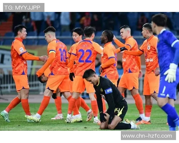 足球明星跪滑海报展现激情与坚持的完美结合引发球迷热议