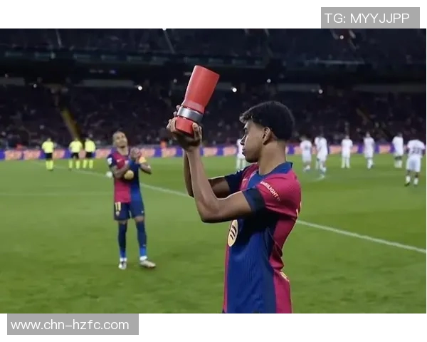 足球明星荣耀时刻握紧奖杯展现辉煌成就与激情追逐 足球明星荣耀时刻握紧奖杯展现辉煌成就与激情追逐